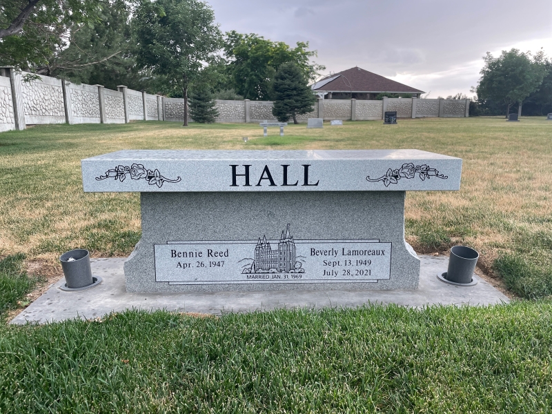 Beverly Lamoreaux Hall grave marker