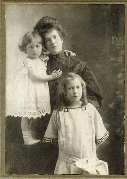 Photo of Lucy with daughters Sara and Lucy